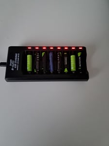 Intelligentes 8-Steckplatz-Akkuladegeraet fuer 1,2-V-Ni-MH-AA/AAA-Akkus, USB-Plug-and-Play-Akkuladestation Kunden-Foto 1