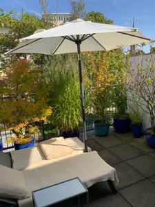 Eine Oase mit dem Sonnenschirm.