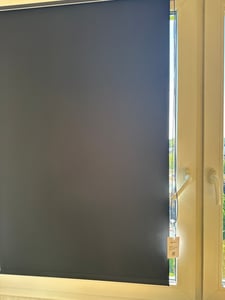 Verdunklungsrollo 100x130cm Schwarz Thermorollo Fensterrollo Klemmfix ohne Bohren Seitenzugrollo Sonnenschutz Wärmeschutz Blickdicht Rollo Kunden-Foto 10
