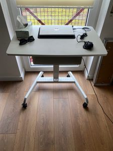 Výškovo nastaviteľný stôl na notebook s kolieskami Stolík na sedenie - plynový zdvihák Výškovo nastaviteľný do max. 113 cm - možnosť naklonenia o 30 stupňov - možnosť zaťaženia do 8 kg Fotografia od zákazníka č. 2