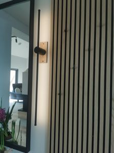 ZMH LED Wandleuchte Schwarz 100CM Lang Innen Wandlampe Wohnzimmer Schwenkbar Minimalistische Nachtlampe Warmweiß 3000K Bettlampe 8W für Schlafzimmer Wohnzimmer Flur Arbeitszimmer Treppenhaus Kunden-Foto 2