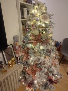 COSTWAY 225cm albero di Natale artificiale con neve incl. 1010 aghi in PVC, 450 luci LED bianco caldo e supporto in metallo, abete, albero di Natale, bianco Foto del cliente 13