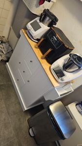 Kuchyňský vozík s pracovní deskou, pojízdný kuchyňský ostrůvek s 5 skrytými kolečky, kuchyňská skříňka s 3 zásuvkami a 2 dvířky, servírovací vozík s držákem na ručníky a policí na koření Fotografie od zákazníka č. 1