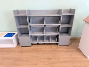 COSTWAY 4-poziomowy regał dziecięcy, regał na zabawki z 8 pojemnikami, 2 półki i szafka, regał z organizerem na zabawki, nośność 120 kg Zdjęcie produktu od klienta nr 3