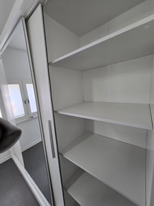 Schwebetürenschrank Kleiderschrank Schrank 250cm Weiß/Weiß mit Spiegel und LED-Beleuchtung Alba Kunden-Foto 2