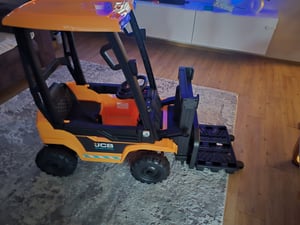 Véhicule électrique pour enfants JCB à benne basculante 12 V (2 à 6 ans) – Sous licence officielle, avec télécommande, benne basculante et 2 moteurs – Véhicule électrique pour enfants – Jaune Photo du client 1