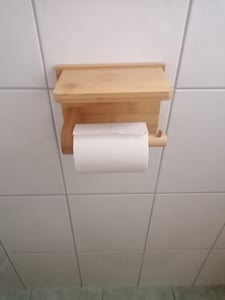 Relaxdays Toilettenpapierhalter, ohne Bohren, Ablage & Schublade, Klopapierhalter, Bambus & Metall, natur/schwarz Kunden-Foto 1