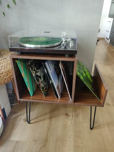 Stolik boczny COSTWAY, stojak na gramofon ze stacją ładującą, przegrodami i półką boczną, stolik nocny, uchwyt na płyty do 145 albumów, brązowy Zdjęcie produktu od klienta nr 1