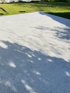 Steinteppich Epoxidharz Set Innen & Außen (ca. 56kg / 2-2,5m²) | 50kg 2-4mm Marmorkies + 6L, 2K Epoxidharz Bindemittel | (Bianco Nero) Kunden-Foto 1