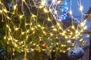 Bettizia Filet lumineux solaire à LED 2x2M blanc chaud Chaîne de lumière éclairage de Noël Rideau lumineux intérieur extérieur Décoration 8 modes IP44 Photo du client 1
