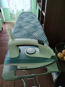 KADAX Bügelbrett mit hitzebeständiger Bügeleisenablage, Robuster Bügeltisch mit stabilen Beinen (Grün) Kunden-Foto 4