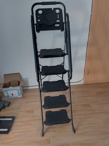 COSTWAY Leiter 5 Stufen klappbar, Trittleiter bis 150 kg mit Werkzeugablag, rutschfesten Pedalen, Fußpads & Handlauf, Klappleiter Stehleiter tragbar Kunden-Foto 2