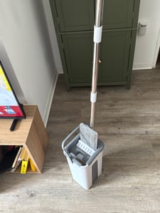 Mikrofasermopp mit Eimer Bodenreinigung Squeeze Hand Free Floor Mop Waschbare Pads Wiederverwendbare Staubwischer mit weichen Nachfuellpads Hartholz Holzbodenreiniger Mop Dry Wet Mop Kunden-Foto 1