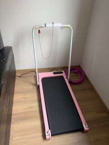 2-in-1-Klapp-Laufband - Bis zu 120KG - Laufband 1-8 km/h - Bürstenloser 2,5PS Motor - Mit Armlehne und LED-Anzeige - Pink Kunden-Foto 1