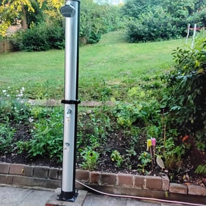 Juskys Solardusche Victoria 40 Liter - 225 cm - bis 60°C – mit schwenkbarem Duschkopf, Fußdusche & Gartenschlauch Anschluss Gartendusche Außendusche Kunden-Foto 1