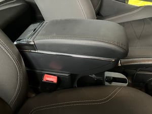 Ford Fiesta VI MK7, bouwjaar 2008-2017, armleuning met opbergvak, ZWART  + montageset Klantenfoto 2