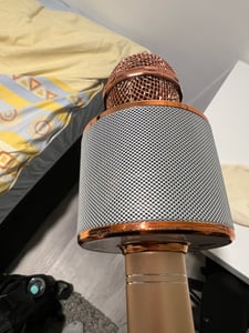 Micrófono de karaoke KRUMAD, Bluetooth, inalámbrico, con altavoz, efecto de eco, portátil, con luces LED, para niños y adultos, color Foto del cliente 1