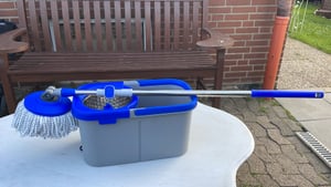 EBRUSO Putzeimer Set – Putzset mit höhenverstellbarem, rotierendem Edelstahl-Stiel (bis 149 cm), 30L Putzeimer & 2 Putzlappen (Ø 30 cm Mop) – Grau Kunden-Foto 1