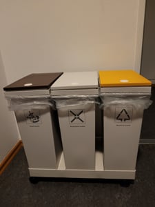 60L Collecteur de déchets Poubelle，Trois couleurs de poubelle ,Poubelle de cuisine avec séparation des déchets secs/humides résistante aux odeurs, design rectangulaire. Photo du client 1