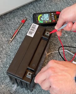 NRG Premium YTX4L-BS AGM Roller Batterie 4,5Ah 12V 85AEN Motorradbatterie 50314 Kunden-Foto 4