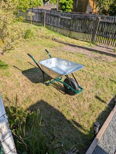 MIDORI® Schubkarre 100 Liter 210kg Luftreifen Bauschubkarre Gartenschubkarre verzinkt mit Stahlfelge Kunden-Foto 1