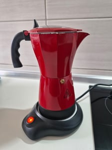 Bestron Elektrischer Espresso-Kocher mit 360° Basis, Viva Italia, Für 6 Espressotassen: 180 ml, 480 Watt, Aluminium, Farbe: Rot Kunden-Foto 1
