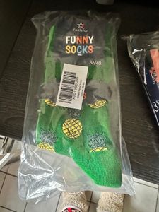 Footstar Bunte Fantasiesocken für Damen und Herren (6 Paar) Lustige Baumwollsocken – Zitronenflamingo Kunden-Foto 3