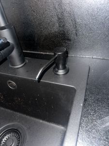 Granitan - Dispenser sapone - Dosatore detersivo 360 ml - Dosatore nero - da incasso - UNIVERSAL Foto del cliente 1