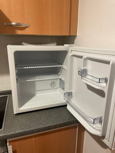 Mini refrigerador Bomann de 42 litros de capacidad útil, refrigerador para bebidas de tamaño compacto, ideal para oficinas, camping y videojuegos. Refrigerador pequeño de 39 dB, modelo Mini-KB 7346, color blanco Foto del cliente 1