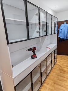 Merax Standvitrine 2er mit LED und Glasfront, Hochschrank mit 6 Türen und 3 Schubladen, Stauraum mit Fernbedienung, weiß mit schwarzem Aluminiumrahmen Kunden-Foto 1