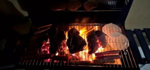 TEENO Chariot à Barbecue de Bois,Grill XXL à Charbon avec Couvercle, Thermomètre,Tiroir à Cendres,Comprend une housse en tissu imperméable Photo du client 1
