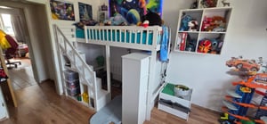 CDGlobal poschodová posteľ 140x200 cm s ochranou proti vypadnutiu, detská posteľ podkrovná so schodmi a úložným priestorom, manželská posteľ drevená poschodová posteľ s lamelovým roštom, biela Fotografia od zákazníka č. 1