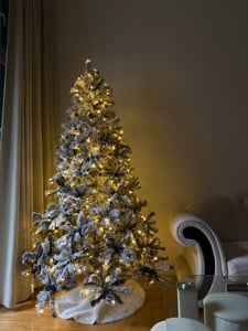COSTWAY 225cm albero di Natale artificiale con neve incl. 1010 aghi in PVC, 450 luci LED bianco caldo e supporto in metallo, abete, albero di Natale, bianco Foto del cliente 6