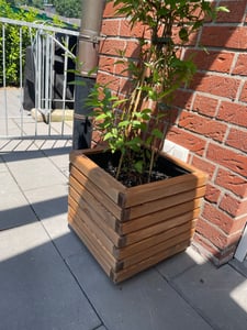 HolzGarden Pflanzkübel Holz 40x40x40 cm Imprägniert Farbe Weiss Wetterfest Blumenkasten Blumentopf Balkon Garten Pflanzkasten 41l Kunden-Foto 1