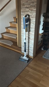 Shark IZ380EU Akku-Stielstaubsauger, beutellos, 0,7 l, 181 W, Metallic, Marineblau Kunden-Foto 1