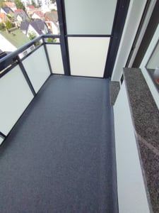 Rasenteppich Easy Anthrazit 133 x 500 cm – Kunstrasen in Nadelfilz-Struktur (flach) – Outdoor Bodenbelag für Balkon, Terrasse & Pool Kunden-Foto 5