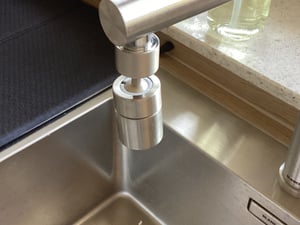 Rubinetto Bächlein in nero opaco, diritto, con due tipi di getto - aeratore girevole per rubinetti da cucina Foto del cliente 1