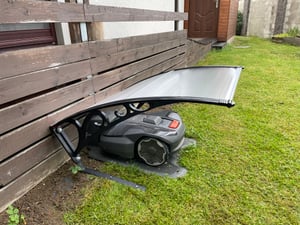 Izrielar Garage pour tondeuse à gazon noir en plaque PC robuste - Toit pour robot de tonte avec protection UV comme housse de protection stable contre la pluie, la grêle et le soleil Photo du client 2