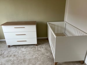 roba Kinderzimmer Set 3-teilig Malo - Gitterbett 70 x 140 cm + Wickelkommode + Kinderkleiderschrank 3-türig - Holz weiß lackiert / Holzdekor Artisan E Kunden-Foto 1