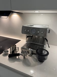 HAUSPROFI Siebträgermaschine mit Mahlwerk, All-in-One Espressomaschine 15 Bar, mit Milchaufschäumer, PID & Manometer, 2,8L Wassertank Kunden-Foto 1