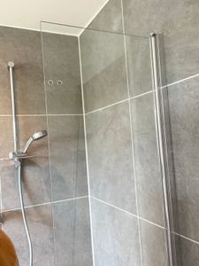 Cabina doccia EMKE 90x90x195 cm con ingresso angolare, porta doccia con parete laterale, porta a battente o pieghevole, vetro di sicurezza temperato da 6 mm con rivestimento nano. Foto del cliente 1