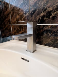 Badarmatur mit Pop-Up Ablaufventil und Universal Siphon für Waschbecken Wasserhahn Bad Schwarz Waschtischarmatur mit Ablaufgarnitur 1 1/4 Zoll Messing Ventil Ablauf, Schwarz Kunden-Foto 1
