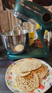 KLAMER Küchenmaschine 1800W, Knetmaschine mit 6 Liter Edelstahl Schüssel, 10 Geschwindigkeitsstufen mit Timer, Rührbesen, Knethaken, Schneebesen und Spritzschutz, schwarz Kunden-Foto 3