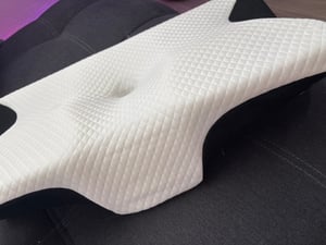 Nackenkissen Kopfkissen Ergonomisches Orthopädisches Kissen für Kopf-, Nacken- & Rückenkomfort Schlafkissen Memory Foam Kissen Schwarz YaLiva_Decor® Kunden-Foto 6