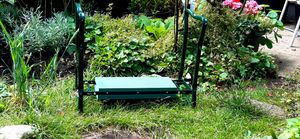 Relaxdays Panca inginocchiata per giardinaggio, pieghevole, fino a 150 kg, incl. 2 tasche, supporto per le ginocchia imbottito, 50x60x27,5 cm, nero Foto del cliente 2