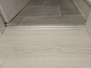 LARS360 2,5 m² PVC podlaha Vinylová podlaha Smoke Grey Samolepicí dlaždice s efektem dřeva Vinylové dlaždice click systém pro podlahové vytápění | 91,44 cm x 15,24 cm x 2 mm | 18 kusů Fotografie od zákazníka č. 1