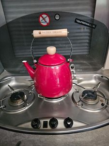 Bouilloire électrique émaillée Lucjan 2 L – Rouge, design classique, haute qualité et polyvalente | Compatible avec tous les types de cuisinières, y compris à induction Photo du client 1