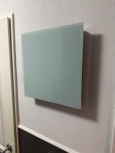 bremermann Schlüsselkasten mit weißer Glasfront, beschreibbar, 8 Haken, 6 Magnete, 1 Marker,1 Marker-Halter Korpus aus Metall grau pulverbeschichtet Kunden-Foto 1