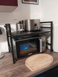 Küchenregale, Ausziehbarer Mikrowellenständer mit 6 Haken, 40-64cm ausziehbarer Mikrowellen Regal, Gewürzregal, Mikrowellenhalterung, Organizer mit 6 Haken, bis 30kg, Schwarz Kunden-Foto 9