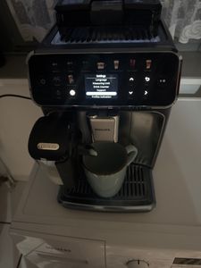 Philips 5500 series Series 5500 EP5543/90 Kaffeevollautomat, Espressomaschine, 1,8 l, Kaffeebohnen, Eingebautes Mahlwerk, 1500 W, Weiß Kunden-Foto 2